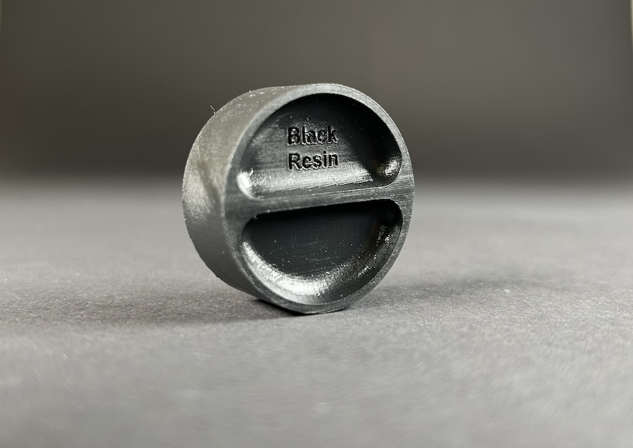 SLA-gedrucktes Bauteil aus Black Resin.