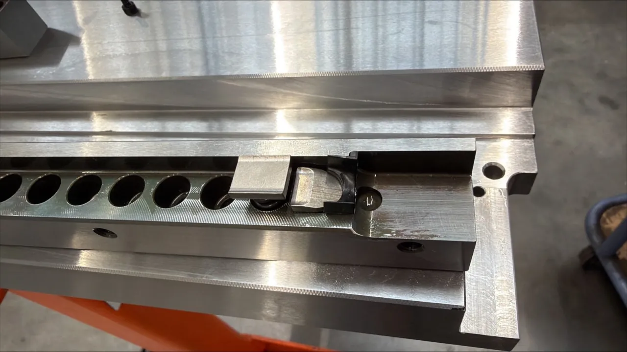 3D-gedruckte Pressen-Anschlag-Einlage aus Engineering-Resin für die Druckluftführung in einer TRUMPF-Biegemaschine