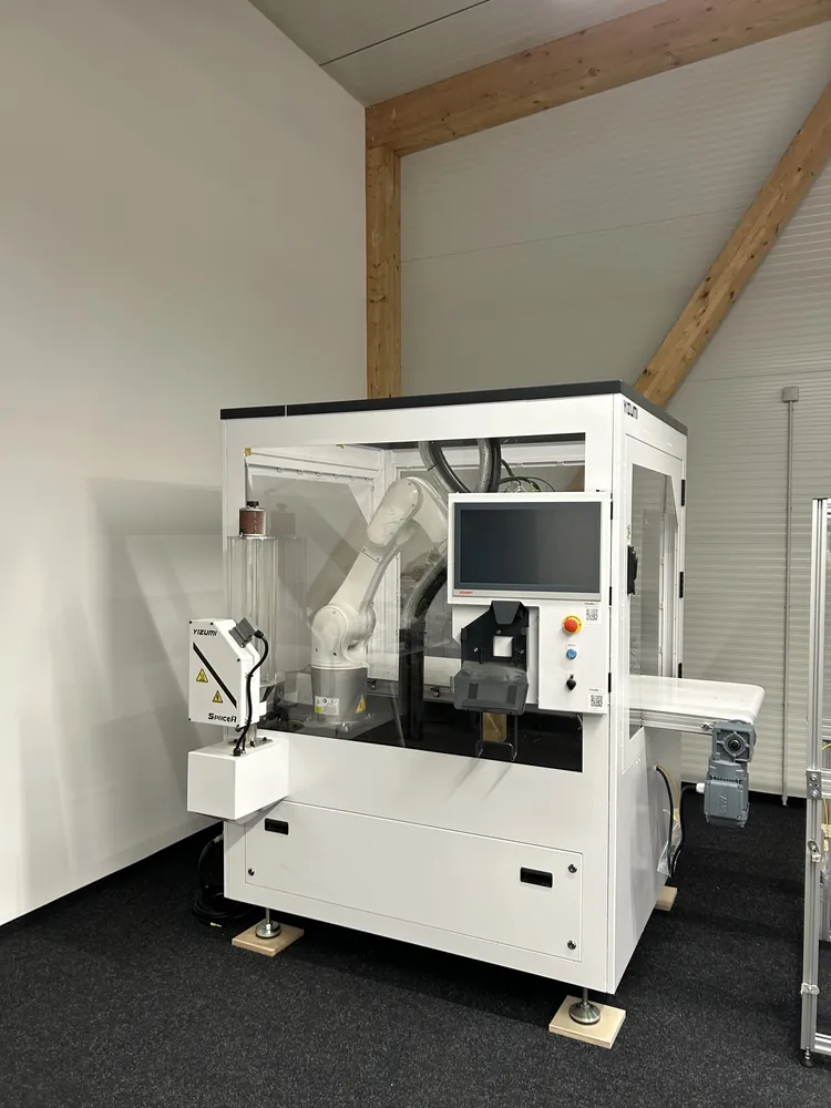 Yizumi SpaceA S-Line FGF-Großformatdrucker mit KUKA-Robotern in der XTRUDE3D-Fertigung